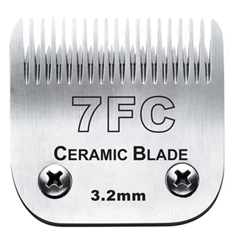 Gros plan d'une lame en céramique 7FC avec une taille de 3,2 mm marquée sur la surface métallique.
