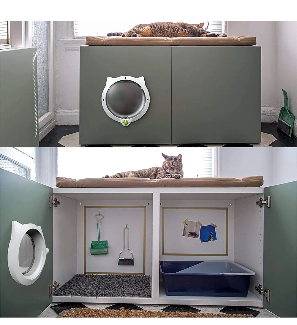 Un panneau de porte pour animaux gris est installé dans un placard, montrant son utilisation pour chiens et chats.