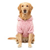 Ein Golden Retriever mit einem rosa flauschigen Fleece-Wintermantel.
