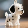 Weiße Keramikpuppyfigur mit schwarzen Flecken und großen Ohren, als Gedenk-Anhänger verwendet.