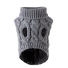 Pull gris tricoté pour petit chien, avec col côtelé et corps texturé.
