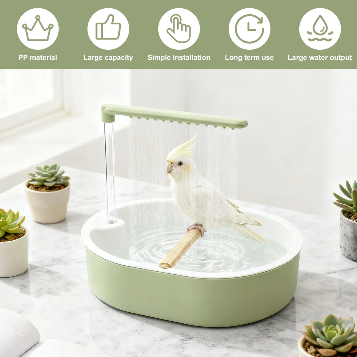 Un oiseau blanc se baigne dans une fontaine de bain d'oiseaux verte avec de l'eau qui coule.