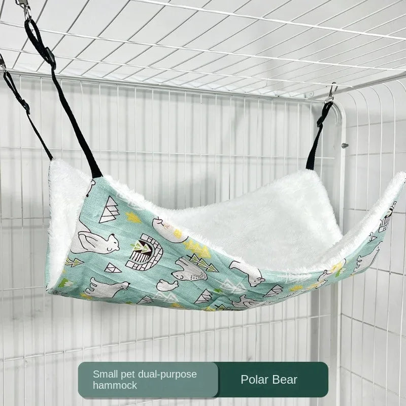 Kleine zweckmäßige Polarbär-Hängematte in einem Drahtkäfig.