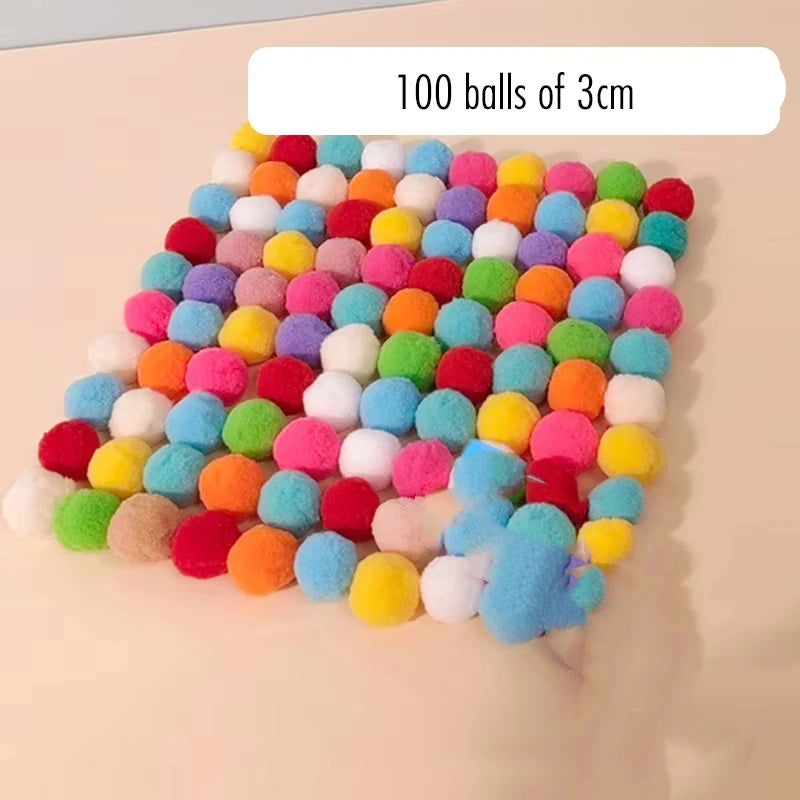 Ein Raster von 100 bunten Plüschbällen in verschiedenen Rosa-, Gelb-, Grün- und Blautönen.