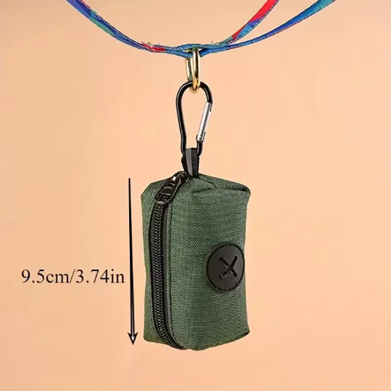 Distributeur de sacs pour chiens en olive foncé attaché à un cordon bleu et rouge.