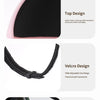 Primer plano de un casco de seguridad para perros negro, mostrando su diseño superior, correa de velcro y características de 