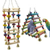 Columpio de loro de madera y juguetes de entrenamiento hechos de varillas de madera apiladas con cuentas coloridas.