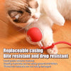 Eine Katze interagiert mit einem roten Silikon-Rollspielzeug, das gegen Zerdrücken und Herunterfallen resistent ist.