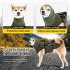 Un chien portant un gilet de sécurité vert olive conçu pour protéger le cou et réduire le bruit.