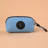 Pochette en tissu bleu clair avec un motif croix noire circulaire et une sangle noire pour le nettoyage extérieur.