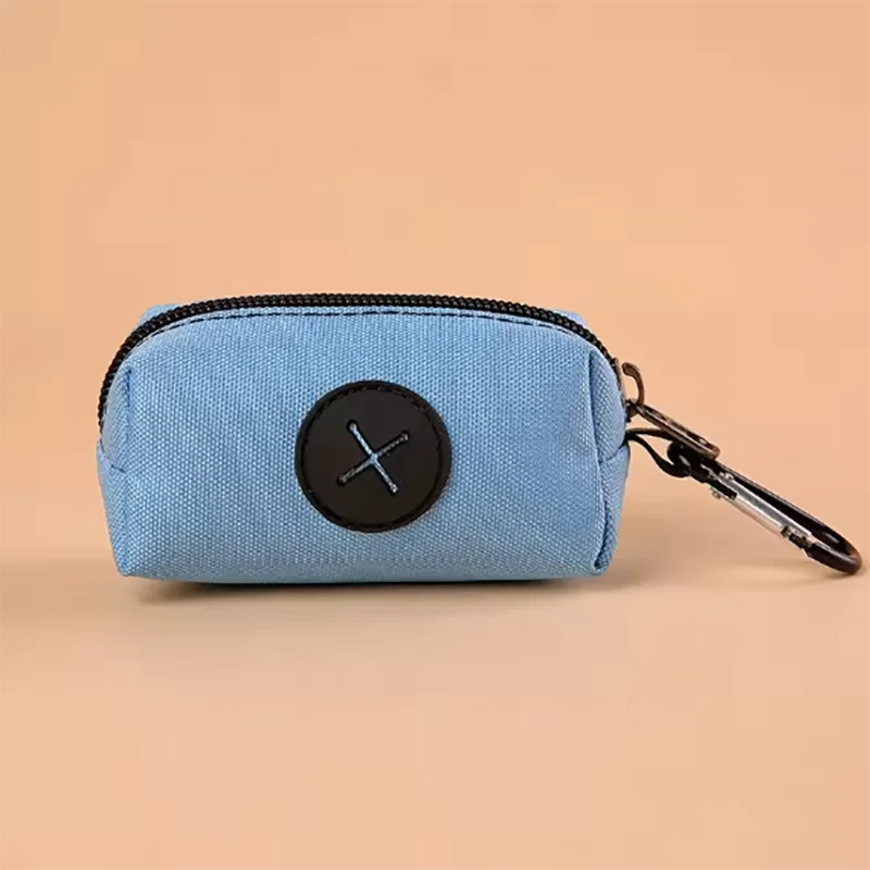 Pochette en tissu bleu clair avec un motif croix noire circulaire et une sangle noire pour le nettoyage extérieur.