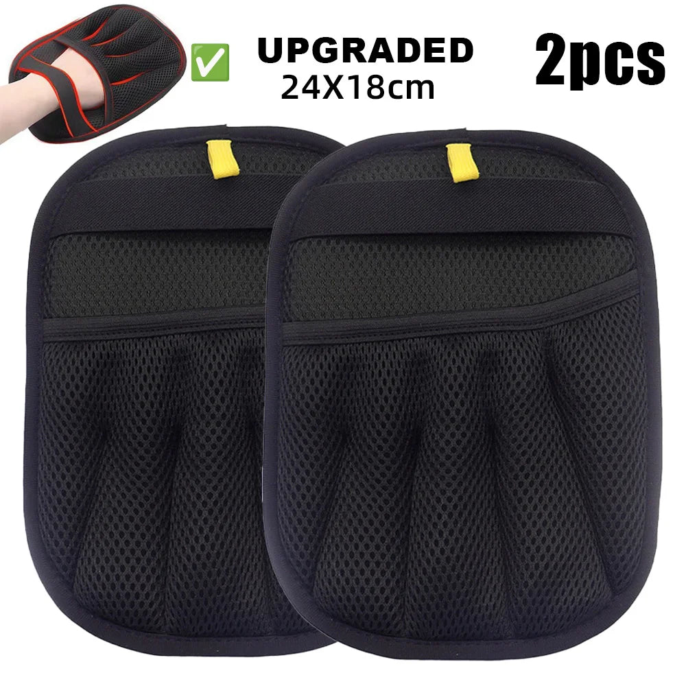 Dos guantes reutilizables para aseo de mascotas negros con diseño de malla y pestañas amarillas