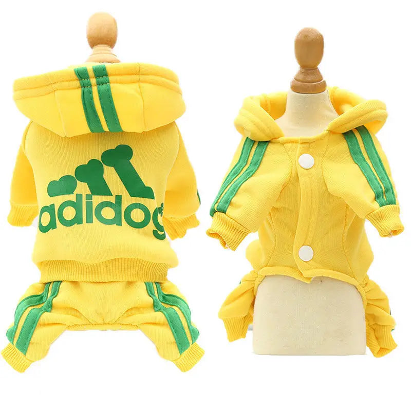 Gelbes Adidas Overall-Mantel für einen kleinen Hund auf einem Mannequin.