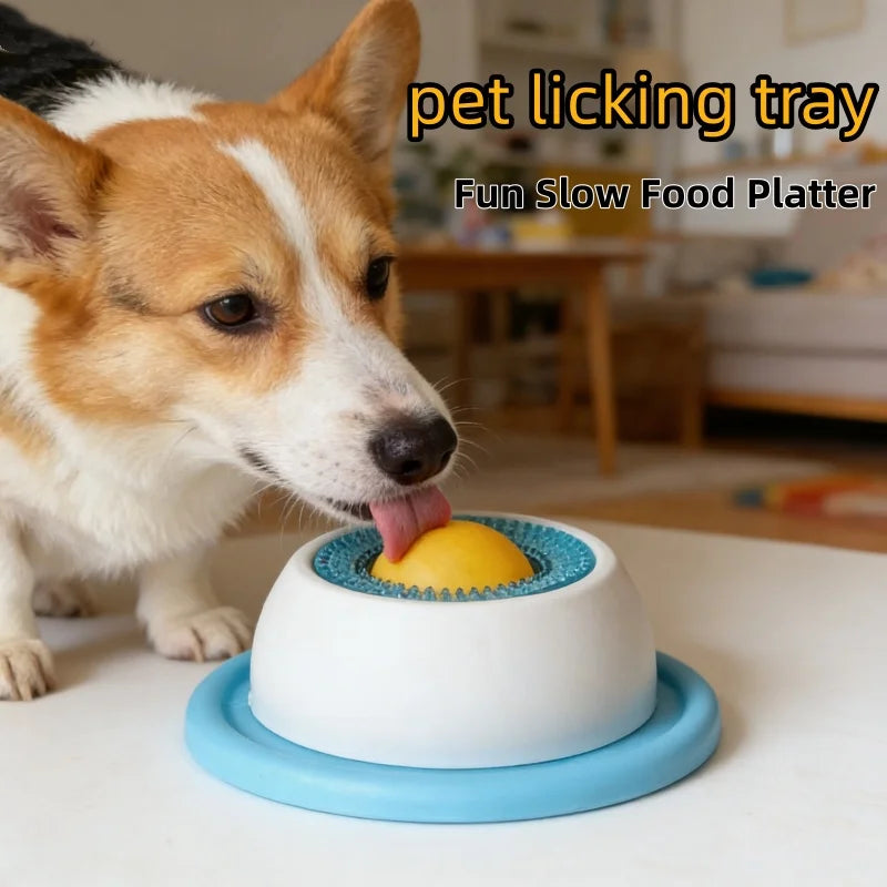 Ein Hund leckt eine gelbe Essplatte, die als Tierlecktuch oder Slow-Food-Platte gestaltet ist.