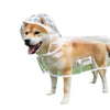 Ein hellbrauer Shiba Inu Hund in einem transparenten, wasserdichten Regenmantel.