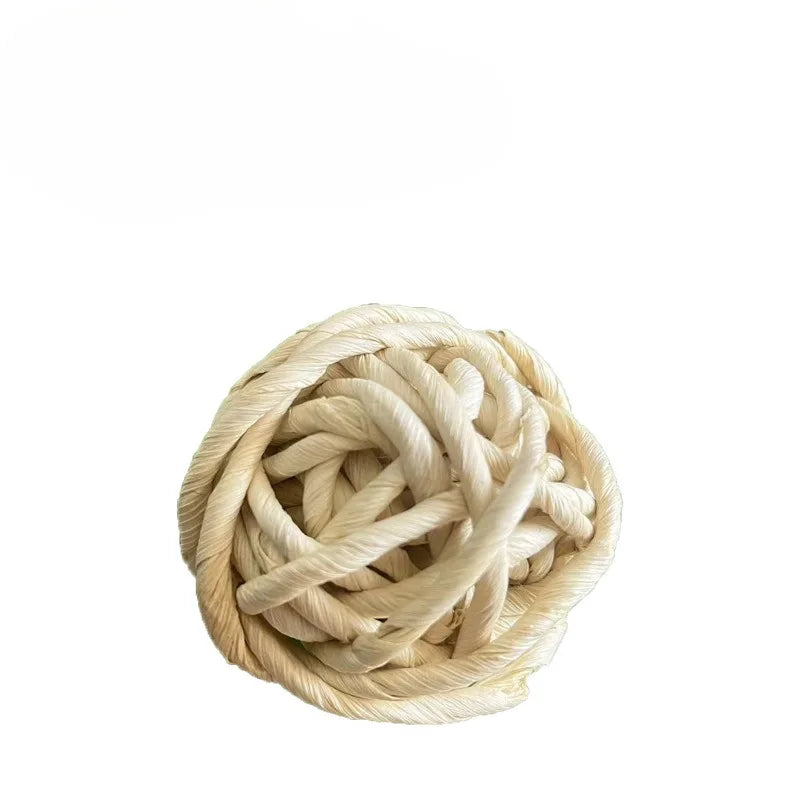Une boule de vigne naturelle tressée utilisée comme jouet à mâcher pour petits rongeurs.