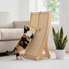 Eine tabby Katze benutzt einen vertikalen Sisal-Kratzbaum mit einem Holzständer drinnen.