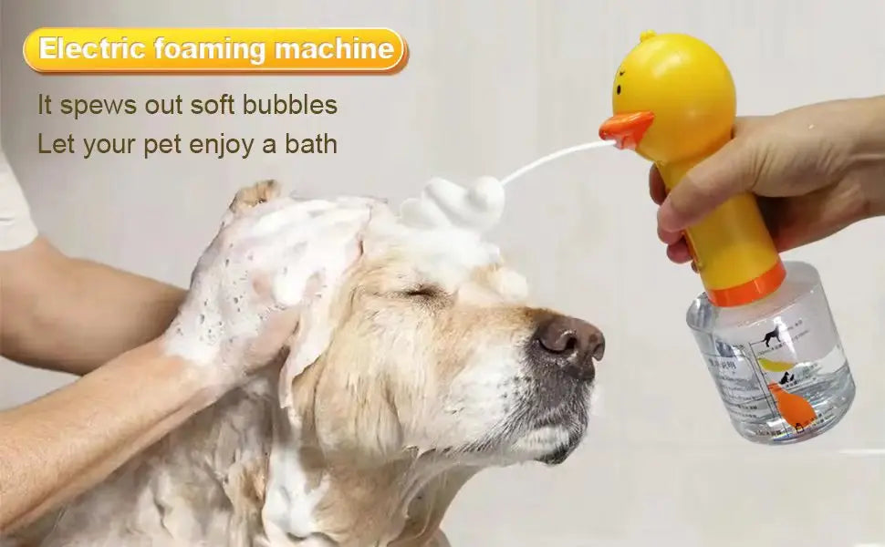 Una mano usa una máquina espumadora eléctrica para rociar burbujas suaves en la cabeza de un perro para bañarlo.