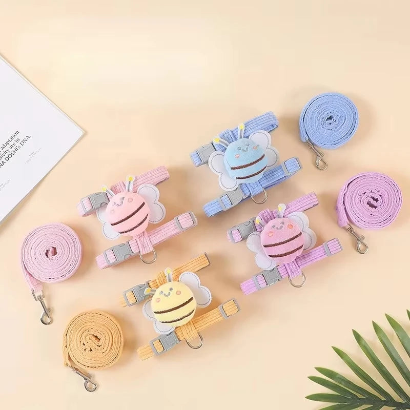 Un juego de arnés y correa ajustable para mascotas en rosa, azul y morado para perros y gatos.