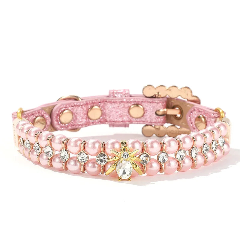 Collier pour chien et chat en perles artificielles roses avec strass clairs et fermoir doré.