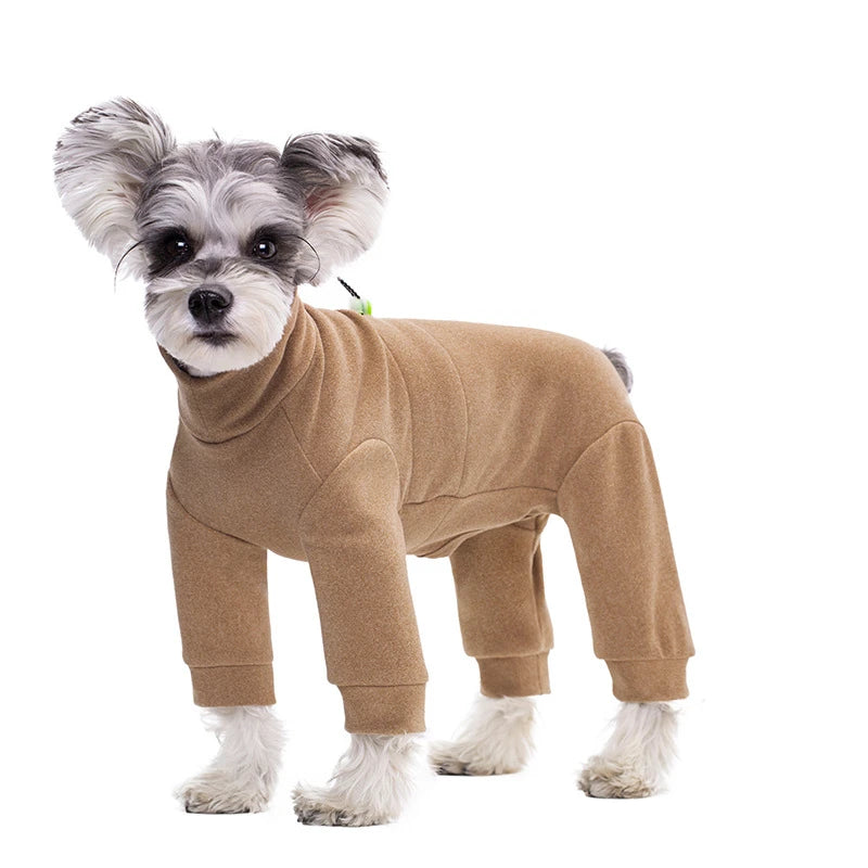 Un perro pequeño y esponjoso vistiendo un traje de mono de forro polar color canela.