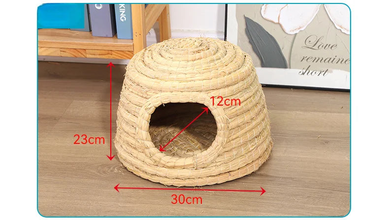 A round, woven straw mat with a circular entrance for small rodents, measuring 30cm in diameter and 23cm high.