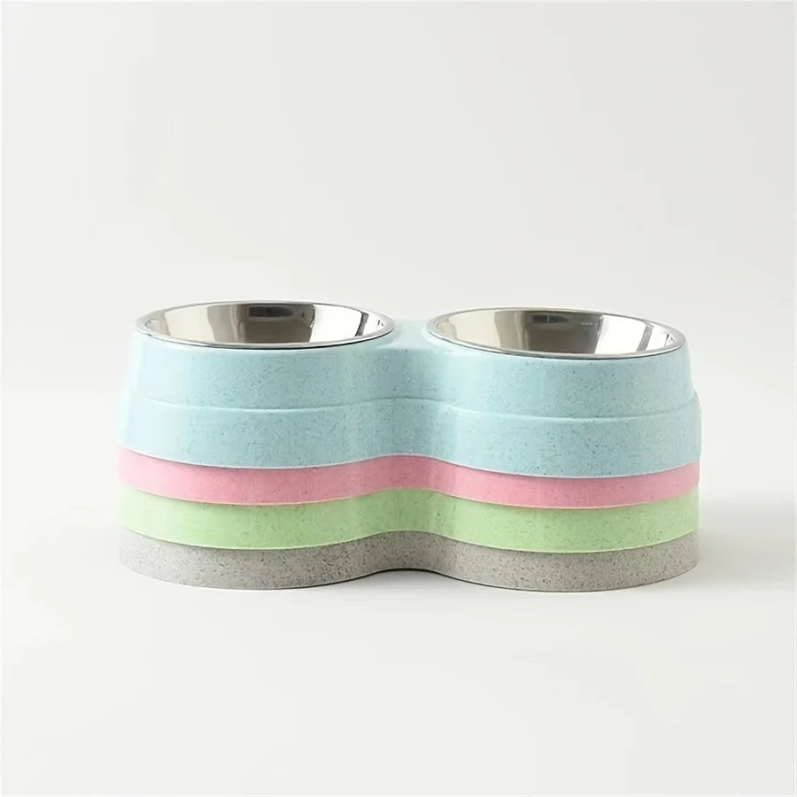 Ein Set aus zwei Edelstahl-Schalen für Hunde und Katzen in Pastellfarben.