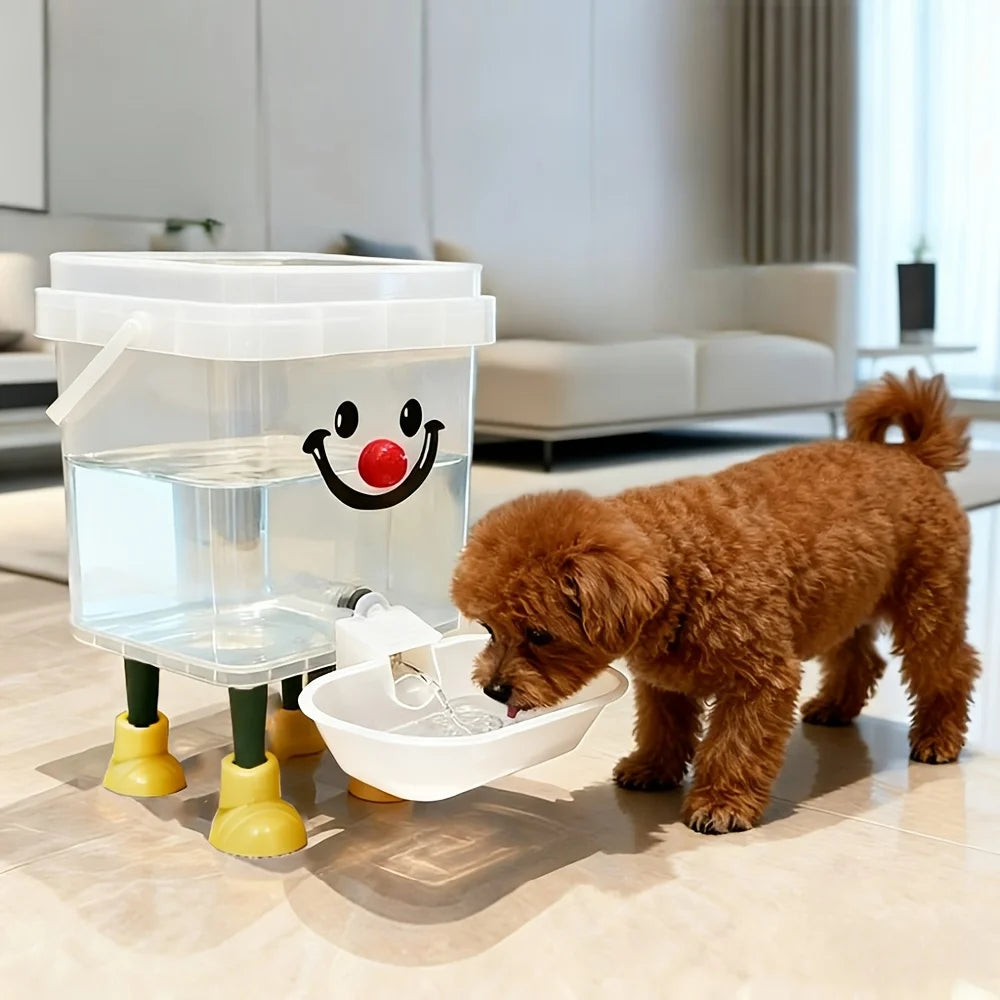 Un chiot de caniche brun boit de l'eau d'un distributeur à eau en plastique transparent avec un visage souriant.