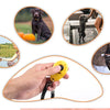 Eine Hand hält einen gelben, verstellbaren Hundetrainer-Klicker, umgeben von Bildern von trainierten Hunden.