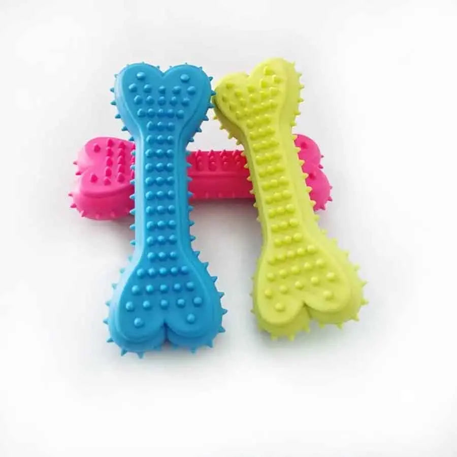 Dos juguetes para masticar de forma de hueso para perros, uno azul y uno amarillo, exhibidos sobre un fondo blanco.