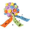 Buntes Fleece-Snuffle-Spielzeug für Hunde aus bunten Stoffbällen und einem grünen Stoffstreifen.