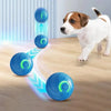 Ein Hund interagiert mit einem blauen interaktiven Spielball, der Licht und Bewegung auf einem Holzfußboden aussendet.