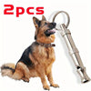 Deux sifflets pour chiens en acier inoxydable ajustables, attachés à un collier et une chaîne.