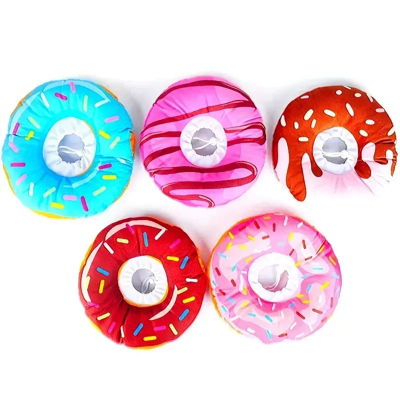 Ein Set von fünf leuchtend bunten Tierhalsbändern zur Wundschutz für Hunde in Blau, Pink und Orange.