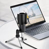 Professioneller Mikrofon-Popfilter und Windschutz, montiert auf einem Stativ neben einem Laptop mit einer Aussicht.
