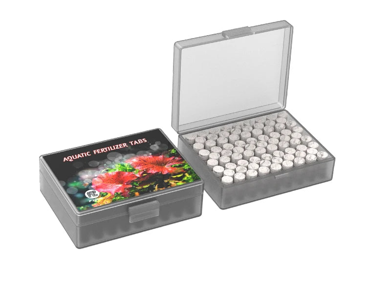 Boîte en plastique transparent contenant des pastilles d'engrais pour aquarium, le couvercle ouvert révélant le produit