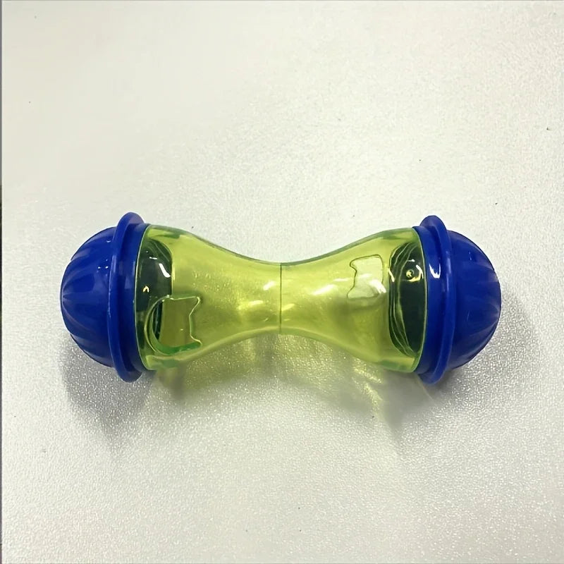 Helles grün-blaues Plastikballspielzeug als interaktiver Futterspender für Katzen.