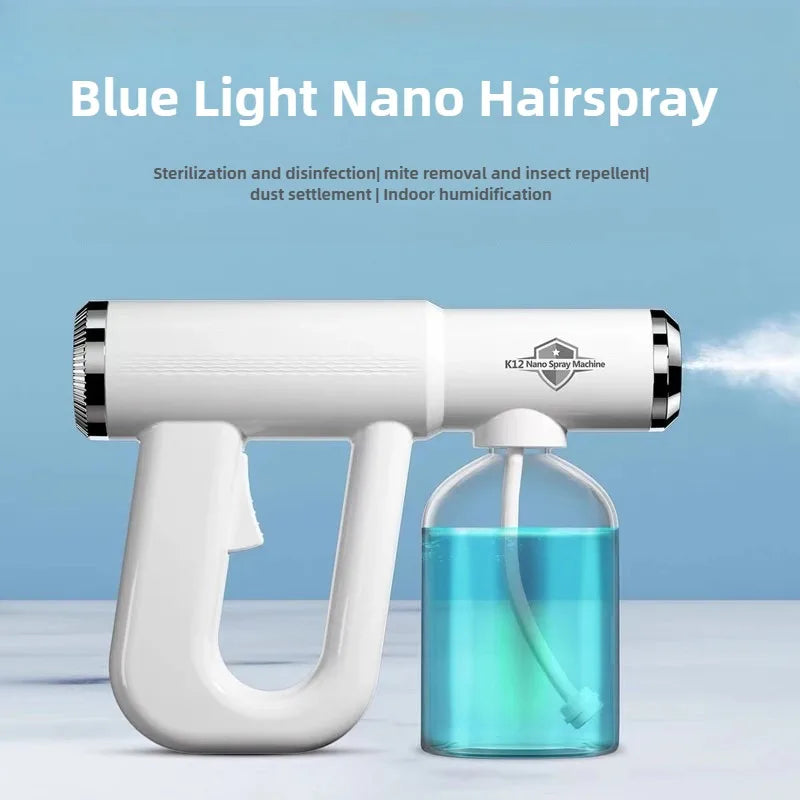 Weiß-blaues Nano-Haarspraygerät neben einer klaren Flasche Flüssigkeit auf weißer Oberfläche.