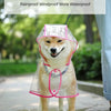Un chien doré portant un imperméable transparent avec des bordures roses, marchant dehors sous la pluie.