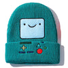 Türkisgestrickte Beanie-Mütze mit quadratischem Gesichtsdruck auf der Vorderseite bestickt.