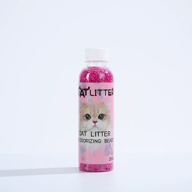 Eine Flasche Katzenstreu-Deodorierungskugeln mit rosa Flüssigkeit und rosa Etikett vor weißem Hintergrund.