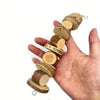 Eine Hand hält einen Faden aus natürlichen Holzspielzeug-Kaupups für kleine Nagetiere.