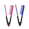 Une paire de peignes pour lisser les cheveux en forme de V, rose et bleu.