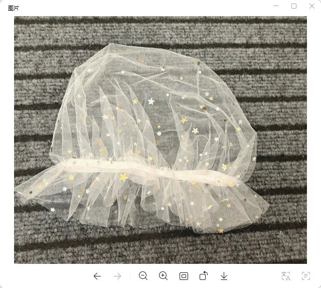 Collar de perro de malla beige transparente con pequeñas estrellas doradas, exhibido sobre una superficie gris oscura texturi
