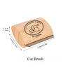 Brosse à chat en bois avec tranchant et marque d'outils de toilettage.