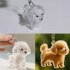 Klares Harzpuppy-Anhänger mit einem weißen flauschigen Hund und einer bernsteinfarbenen Puppfigur.