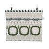 Sac à foin en toile avec un motif géométrique et des bordures décoratives.