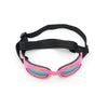 Ein Paar rosa und mehrfarbiges Hundensonnebrille mit schwarzen, verstellbaren Riemen.