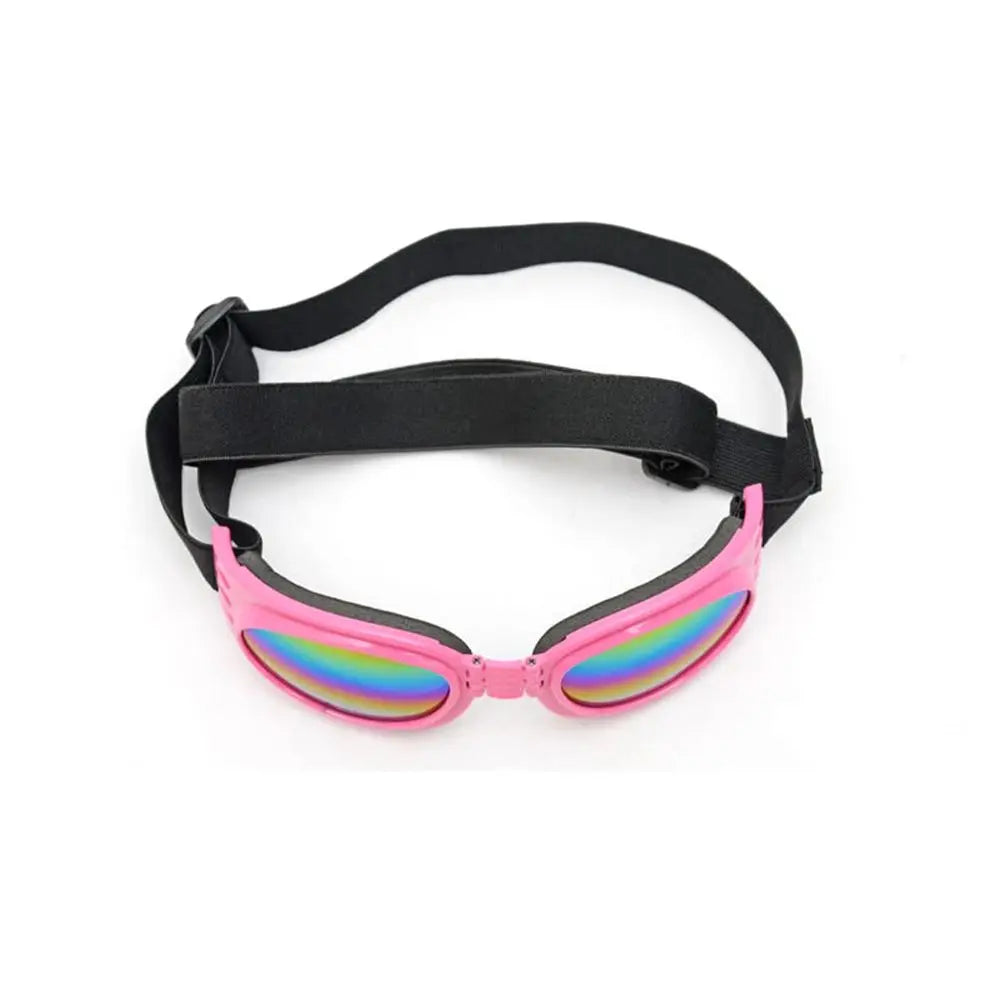 Ein Paar rosa und mehrfarbiges Hundensonnebrille mit schwarzen, verstellbaren Riemen.