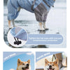 Un perro vistiendo un impermeable de doble capa azul y gris con capucha y arnés en contextos de lluvia, diario y viaje.